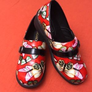 NWOT Ingaro clog shoes w butterfly design 9W nearly perfect